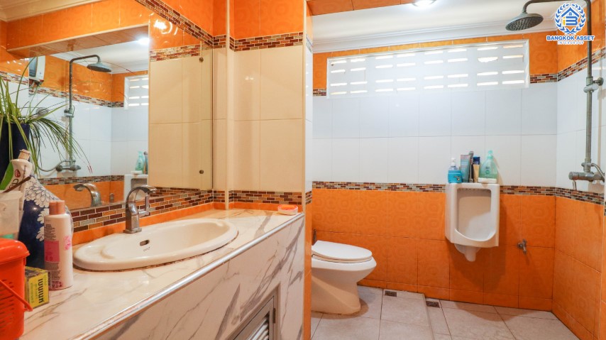 บ้านเดี่ยวทำเลโชคชัย 4 ซอย 56 หลังใหญ่พร้อมอยู่ เนื้อที่ 101 ตร.ว. พร้อมฟังก์ชันที่เหนือกว่าด้วย 5 ห้องนอน 5 ห้องน้ำ ต่อเติมเต็มทั้งหลัง บนทำเลสุดโดดเด่น! พร้อมเชื่อมต่อหลายเส้นทาง ใจกลางแหล่ง Community Mall ชั้นนำมากมาย ใกล้รถไฟฟ้าสายสีเหลือง "โชคชัย4" และทางด่วน "ฉลองรัช"